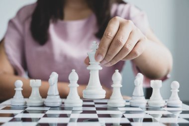 Hareket eden iş kadını eli, rekabetteki satranç liderlik, takipçiler ve ticari başarı stratejilerini gösteriyor.