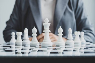 Satranç tahtası liderliği, iş kadınının hareketini, rekabetteki satrancı gösteriyor ki liderlik, takipçiler ve iş dünyasının başarı stratejileri.