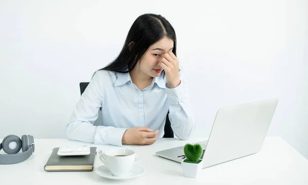 Berufstätige Asiatische Frauen Fühlen Sich Gestresst Müde Von Der Arbeit — Stockfoto