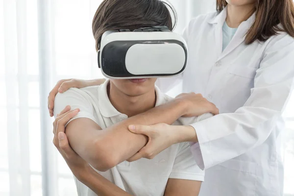 Young Asian Men Wearing Virtual Camera Technology Headset Glasses Female — Stock Photo, Image