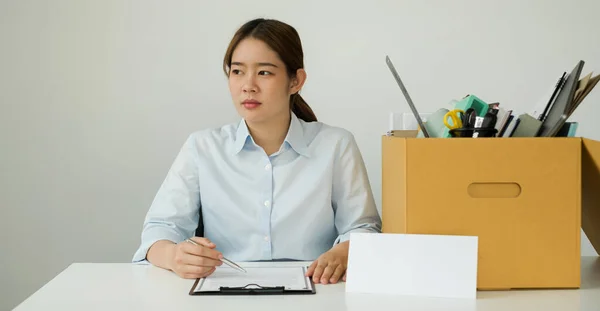 Eine Büroangestellte Die Mit Der Kündigung Unzufrieden Ist Packt Ihre — Stockfoto