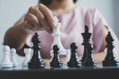 Hareket eden iş kadını eli, rekabetteki satranç liderlik, takipçiler ve ticari başarı stratejilerini gösteriyor.