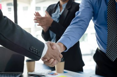 El sıkışan ekip iş dünyası grafikleri, finansal grafikler sonuçları gösteriyor, planlama stratejilerini analiz ediyor ve hesaplıyor, iş başarısı oluşturma süreçleri.
