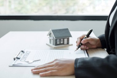 gayrimenkul yatırımları ve ev sigortası sözleşmeleri imzalayan ajanlar, müşterilerin satın almalarını onaylayan ev sigortası anlaşmalarına uygun olarak,.