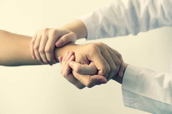 Женщины-физиотерапевты помогают пациентам мужского пола с травмами рук, вытягиванием рук, расслаблением мышц в реабилитационном центре. Концепции физиотерапии.