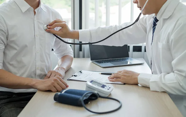 Erkek Doktorlar Steteskop Kullanarak Nabız Testi Yaparlar Hastanenin Sağlık Kontrolüne — Stok fotoğraf