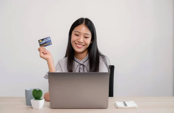Рука Азіатської Бізнесменки Тримає Кредитну Картку Використовує Лептоп Онлайн Покупок — стокове фото