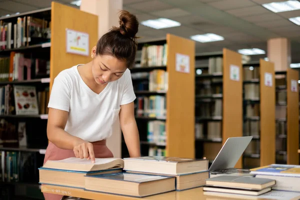 Giovani Donne Asiatiche Sono Alla Ricerca Libri Libri Lettura Sulle — Foto Stock