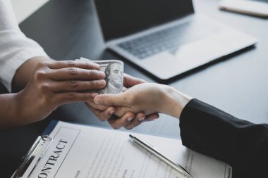 Sahibinin işi, ortaklarına rüşvet ve yolsuzluk için para teklif eder ve verir. Rüşvet ve yolsuzluk kavramı.