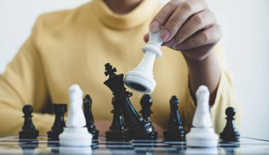 Hareket eden iş kadını eli, rekabetteki satranç liderlik, takipçiler ve ticari başarı stratejilerini gösteriyor.