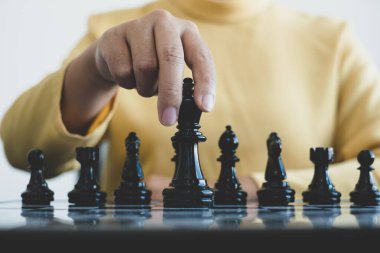 Hareket eden iş kadını eli, rekabetteki satranç liderlik, takipçiler ve ticari başarı stratejilerini gösteriyor.