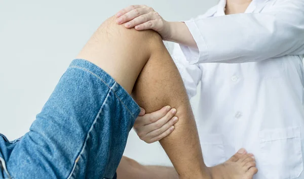 Male Patients Consulted Physiotherapists Knee Pain Problems Examination Treatment Rehabilitation — Stock Photo, Image