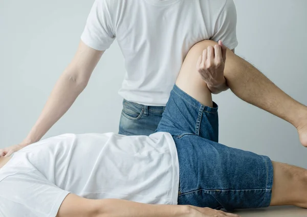 Pacientes Del Sexo Masculino Consultaron Fisioterapeutas Con Problemas Dolor Rodilla —  Fotos de Stock