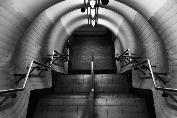 Londres escaleras subterráneas en blanco y negro Fotos de stock libres de derechos
