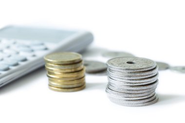 Beyaz arka plan üzerinde izole hesap makinesi ile para yığını