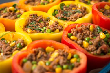 Turuncu ve sarı kırmızı, biber yemek pişirmek için hazırlanan 