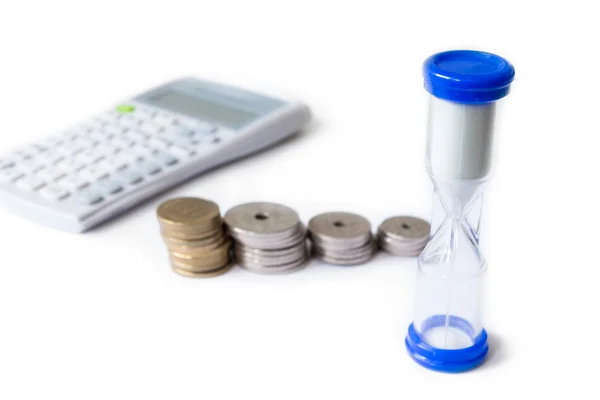 Pilha de dinheiro com calculadora e ampulheta isoladas costas brancas — Fotografia de Stock