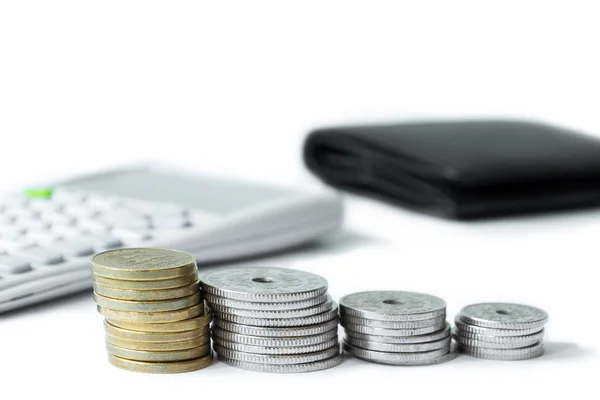 Empilement d'argent avec calculatrice et portefeuille isolé noir blanc Image En Vente