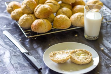 pişmiş ekmek ve ekmeği ve bir bardak süt