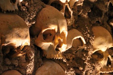 Ossuary 'de. Portekiz Evora 'daki Kemik Şapeli. Fransisken rahipleri tarafından kilisenin duvarlarını süslemek için yaklaşık 5000 kişi kullanıldı..