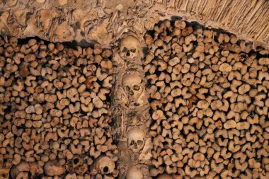 Ossuary 'de. Portekiz Evora 'daki Kemik Şapeli. Fransisken rahipleri tarafından kilisenin duvarlarını süslemek için yaklaşık 5000 kişi kullanıldı..