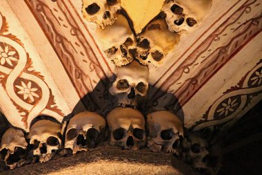 Ossuary 'de. Portekiz Evora 'daki Kemik Şapeli. Fransisken rahipleri tarafından kilisenin duvarlarını süslemek için yaklaşık 5000 kişi kullanıldı..