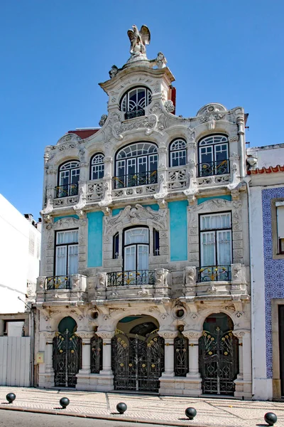 Portekiz, Aveiro 'daki Yeni Sanat Müzesi' nin süslü cephesi. Müze Mario Pessoa 'nın eski konutunda yer almaktadır.