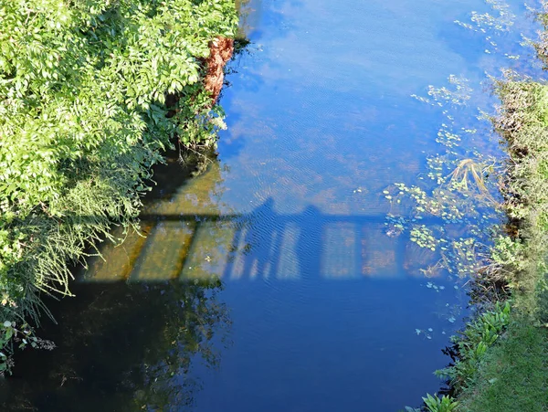 Σκιά Ενός Άντρα Και Μιας Γυναίκας Που Στέκονται Μια Γέφυρα — Φωτογραφία Αρχείου
