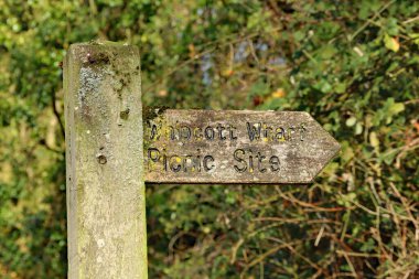 Somerset 'teki Büyük Batı Kanalı' ndaki Whipcott Wharf piknik alanını gösteren eski tahta tabela.