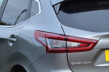 2020 Nissan Qashqai N-Tec 'in arka kanadını kapatın.