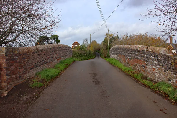 Ruhige Landstraße Auf Einer Buckelbrücke Über Den Taunton Und Bridgewater — Stockfoto