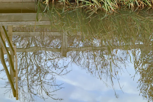 Reflet Ondulé Des Nuages Une Clôture Bois Dans Eau Trouble — Photo