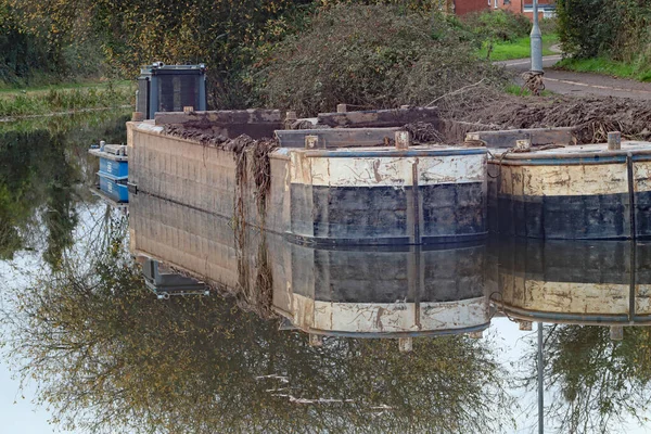 Zwei Lastkähne Liegen Auf Einem Trüben Kanal England Gefüllt Mit — Stockfoto