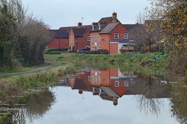Spiegelbild Eines Hauses Einem Perfekt Glatten Kanal — Stockfoto
