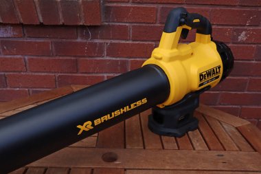 EXETER, DEVON, ENGLAND - 23 Eylül 2020: Dewalt 18 voltluk kablosuz yaprak üfleyici kullanılmaya hazır bir bahçe masasında dinleniyor