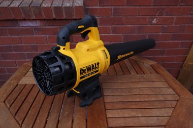 EXETER, DEVON, ENGLAND - 23 Eylül 2020: Dewalt 18 voltluk kablosuz yaprak üfleyici kullanılmaya hazır bir bahçe masasında dinleniyor