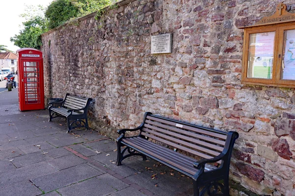 Twee Openbare Houten Banken Een Telefooncel Staan Bij Een Natuurstenen — Stockfoto