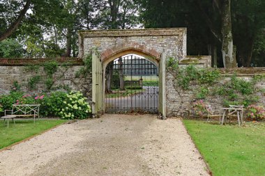 DORCHESTER, DORSET, İngiltere - 21 AĞUSTOS 2020: Bir mezar sürücüsünün sonundaki görkemli bir İngiliz evinin kapıları