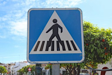 Bir yaya geçidinin sokak tabelası sürücüleri.