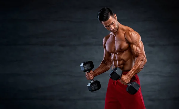 Knappe Gespierde Mannen Die Trainen Met Gewichten — Stockfoto