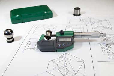 Çizim sırasında dijital mikrometre izole edildi