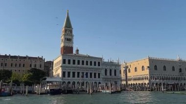 Venedik, İtalya: Tekneleri ve tarihi binaları olan Büyük Kanal manzarası