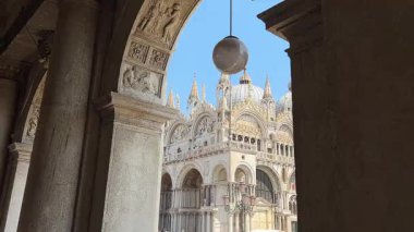 Venedik, İtalya: St. Mark Bazilikası ve Meydanı ve tarihi binaların manzarası