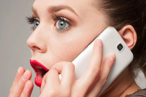 sürpriz bir kız telefon için