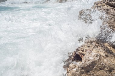 güneşli bir günde su sıçrama
