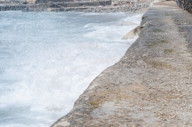 güneşli bir günde su sıçrama