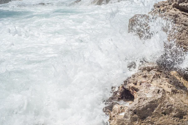 güneşli bir günde su sıçrama
