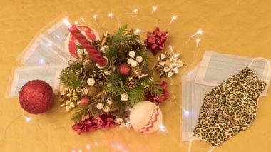 Korona virüsüne karşı geleneksel maskeli güzel Noel koreografisi