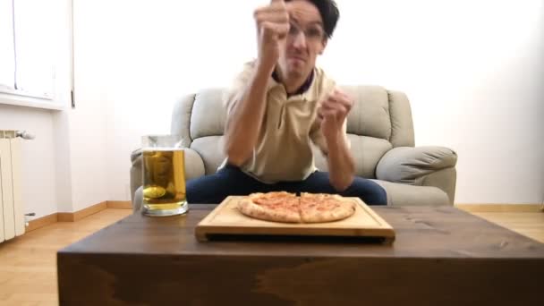 Mężczyzna Pije Piwo Ogląda Telewizję Domu Pizzę — Wideo stockowe