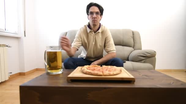 Hombre Bebiendo Cerveza Viendo Televisión Casa Comiendo Pizza — Vídeo de stock